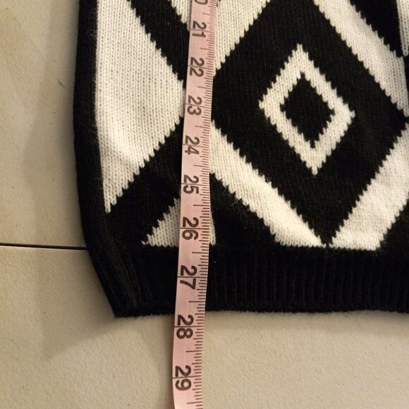 Jessica Scott White/Black Geometric Sweater - Picture 5 of 6